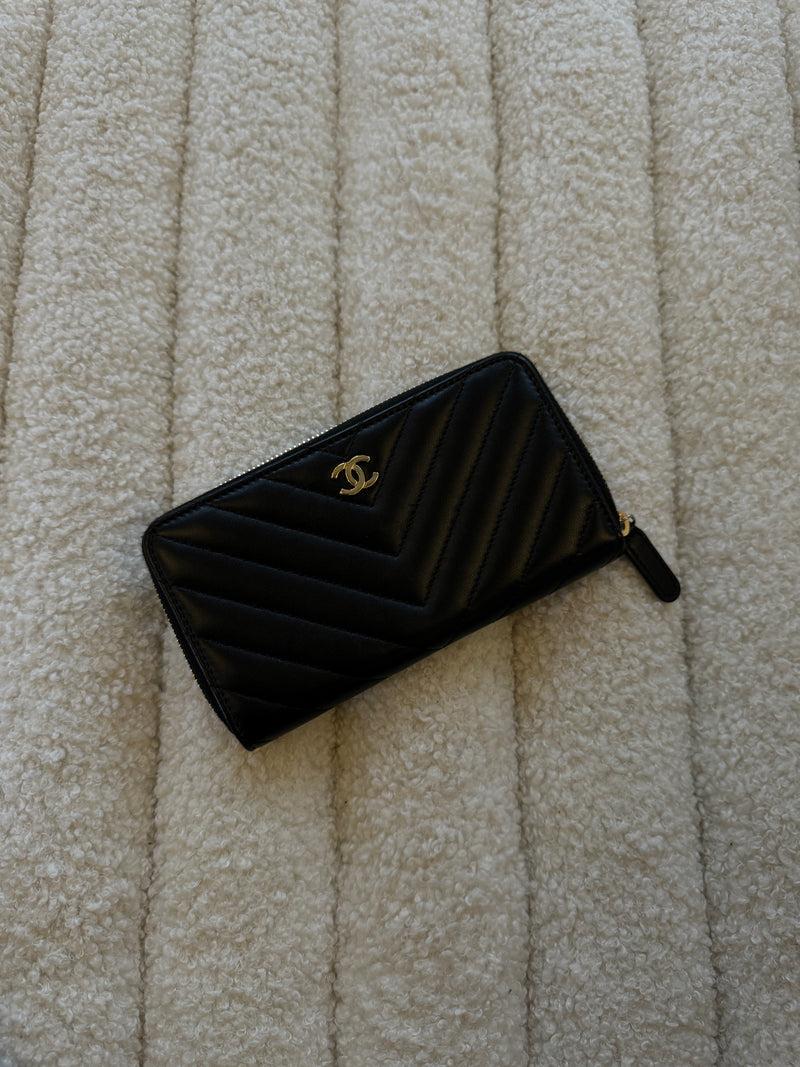 Chanel Wallet In Black Lambskin Chevron