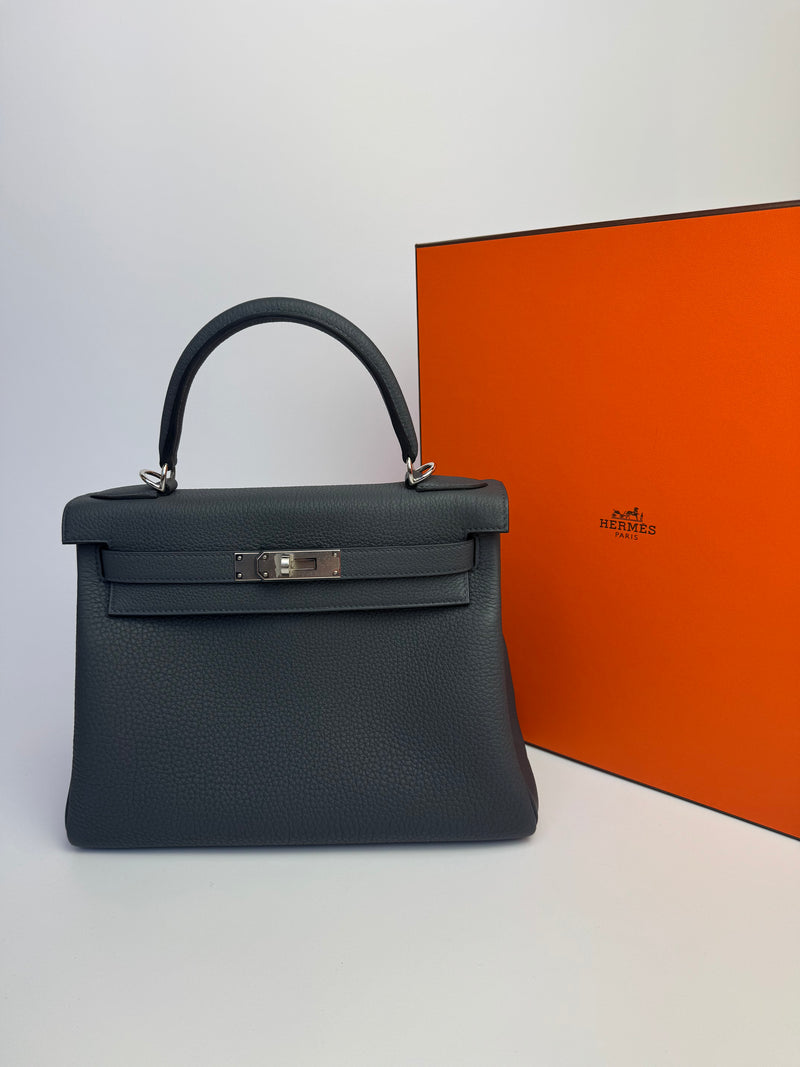 Hermès Kelly 28 In Gris Misty Togo Leather With PHW