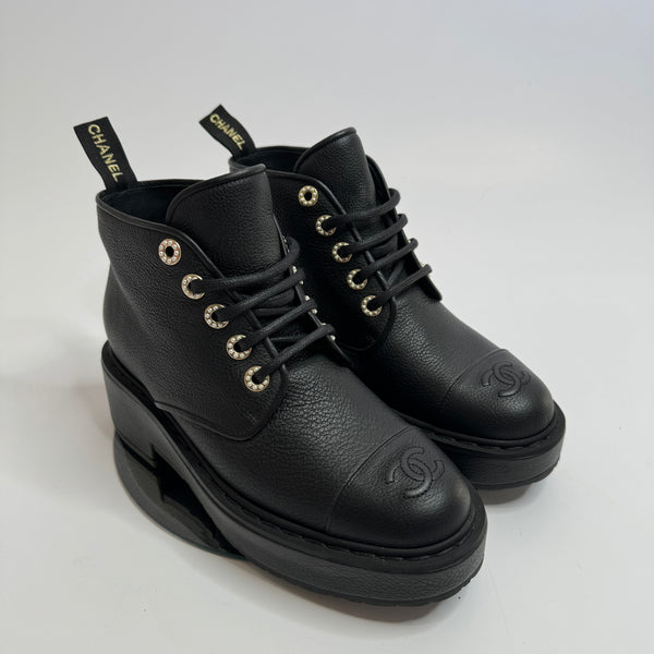Louis Vuitton Laureate Platform Desert Boot IVORY. Size 37.5